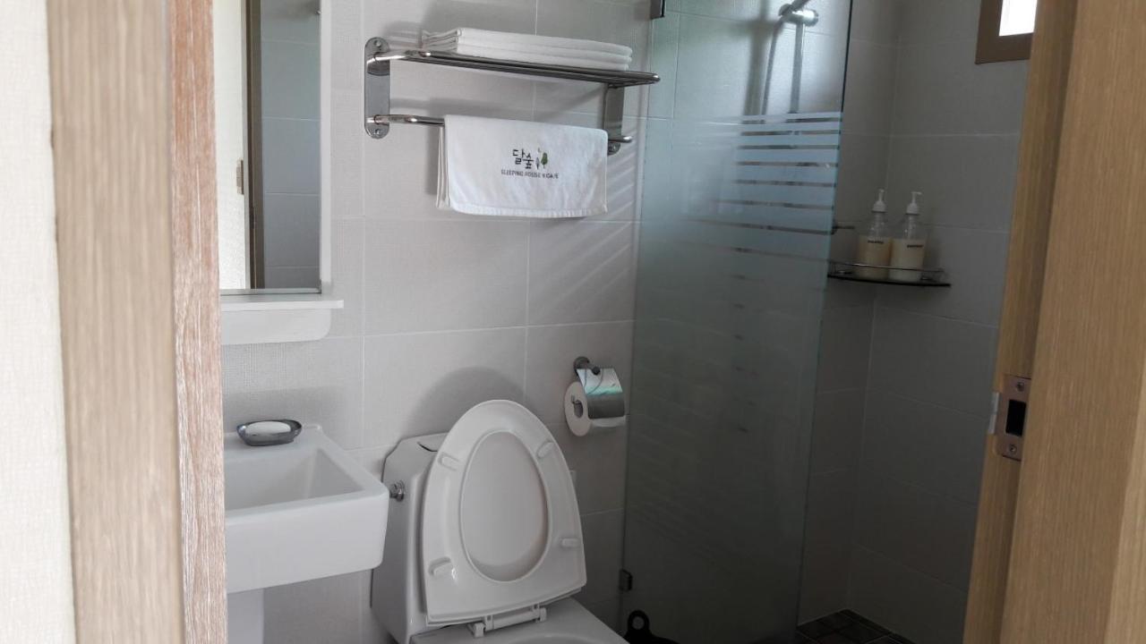 Moon Forest Guesthouse Чеджу Екстериор снимка